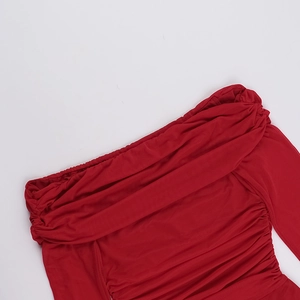 Detail des roten schulterfreien Netzkleides mit eleganten Falten und Textur