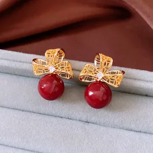 Boucles d'oreilles fleurs en or 18k avec perle rouge vintage et nœud en cristal