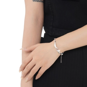 Elegant S925 sterling silver bracelet with irregular shell pearls and silver finish