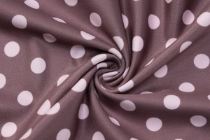 Gros plan détaillé du tissu extensible marron foncé à pois rose clair texture