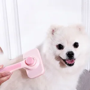 Brosse de toilettage auto-nettoyante rose avec long manche pour chiens et chats