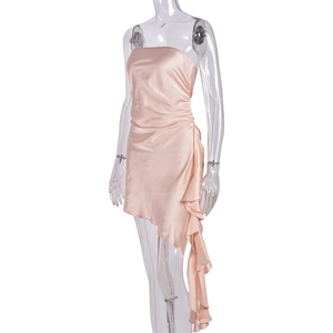 Vue détaillée de la mini-robe bustier en satin rose avec volants et texture soyeuse