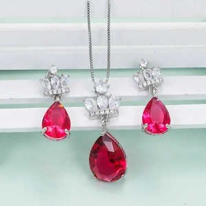 Élégant Ensemble de Bijoux Pendentif Goutte Rubis d'Imitation Design Couronne Collier Boucles d'Oreilles Cuivre Strass Femme