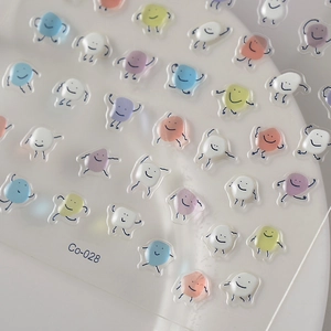 Vista macro dettagliata di adesivi per unghie jelly 3D con sorrisi colorati in toni macaron