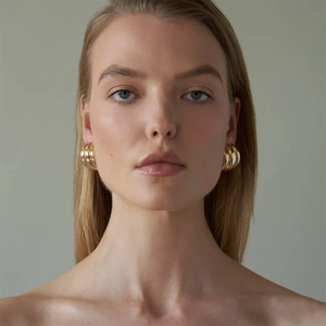 Boucles d'oreilles créoles épaisses en forme de C en acier plaqué or 18k sur mannequin