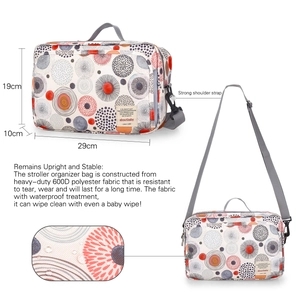 Details der wasserdichten Kinderwagentasche mit Maßen und robustem 600D Polyester