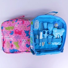 Detailliertes 13-teiliges Babypflegeset mit Kamm, Bürste und Thermometer in Reisetaschen