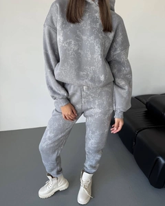 Détail de l'ensemble sweat à capuche gris imprimé montrant la texture et les motifs