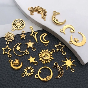 Makroaufnahme von achtzehn goldenen Sonnen- Mond- und Sternanhängern auf Leder