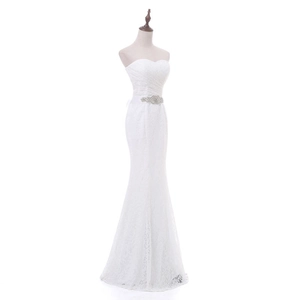 Robe de mariée sirène en dentelle blanche avec décolleté en cœur et ceinture strass