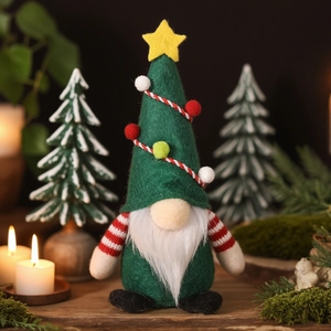 Vue détaillée d'un gnome de Noël en peluche sur bois avec un éclairage festif chaleureux