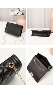 Detailansicht der schwarzen Stepptasche mit goldener Kette und edler Lederstruktur