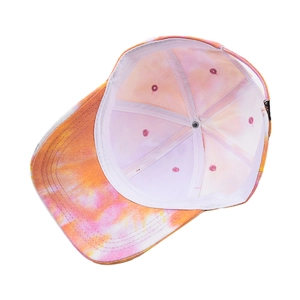 Détail intérieur de casquette tie-dye avec structure à six panneaux et boucle en métal