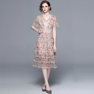 Robe longue fleurie en tulle à volants superposés avec perles pour femme en été
