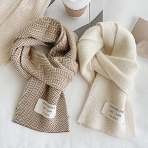 Écharpes chic en tricot beige à chevrons et blanc cassé pour la mode automne-hiver