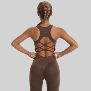 Vue arrière ensemble yoga marron sans couture avec brassière croisée et legging galbant