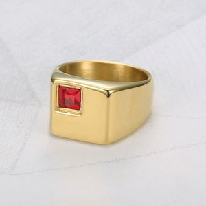 Primo piano di un anello in acciaio al titanio lucido con pietra rossa quadrata