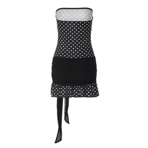 Détail de robe à pois avec taille en maille plissée et ourlet volanté avec rubans décoratifs