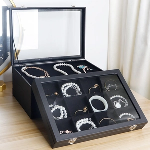 Joyero negro con tapa de vidrio y compartimentos de terciopelo para collares