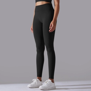 Detail der nahtlosen High-Waist-Yogahose mit breitem, geripptem Kompressionsbund
