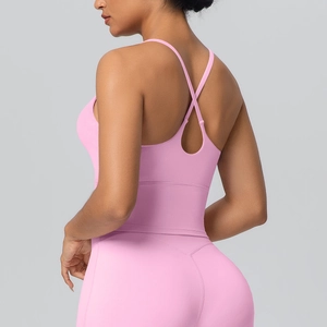 Détail d'un soutien-gorge de sport rose avec dos croisé et découpe de design élégante