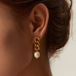Elegant 18K gold plated geometric Cuban chain earrings with baroque pearls on model