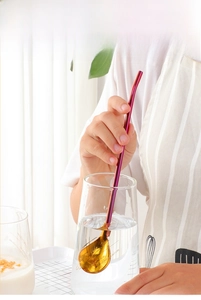 Detail of 304 stainless steel straw spoon in purple and gold gradient for cold drinks