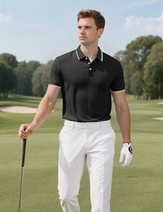 Gros plan du polo noir pour hommes avec col rayé sur un terrain de golf verdoyant