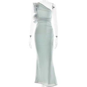 Détail de la robe en tulle bleu clair à une épaule avec volants et coupe sirène élégante
