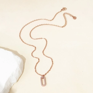 Collier français en or rose avec pendentif ovale serti de diamants et chaîne croisée