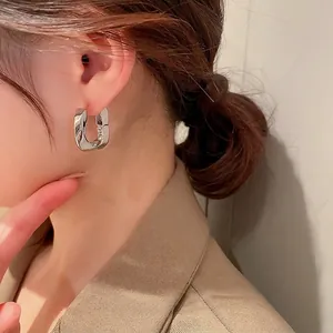 Créoles en U en argent poli au design géométrique torsadé moderne pour femmes