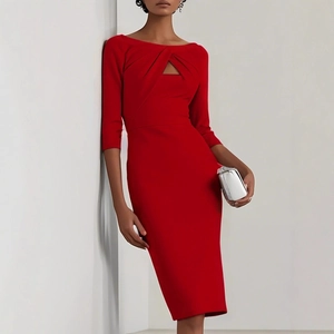 Elegante vestido midi rojo ajustado de manga larga con detalle de cuello hueco