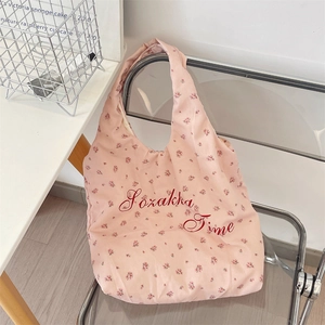 Detailansicht der französischen Stofftasche mit Blumenmuster und weicher Baumwollpolsterung