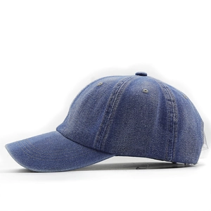 Vista laterale del cappellino da baseball in denim blu lavato con cinturino regolabile