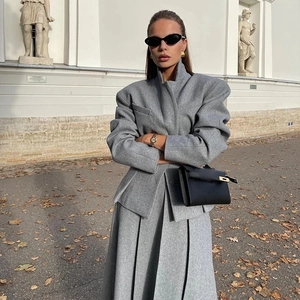 Ensemble chic pour femme avec blazer en laine grise et jupe midi trapèze