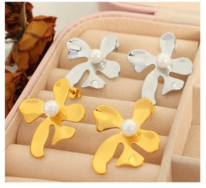 Détails de boucles d'oreilles vintage en forme de fleur avec perles, coloris or et argent