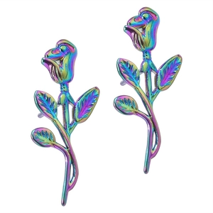 Dettaglio macro di orecchini a lobo a forma di rosa in acciaio inox 304 arcobaleno