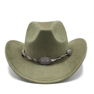 Détail d'un chapeau de cowboy en daim vert olive avec corde tressée et ornements en argent