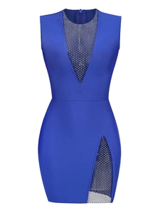 Détail de robe bandage bleue montrant des inserts en mesh et des accents de strass fins
