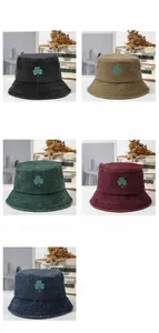 Vista detallada de gorros de pescador vintage con bordado de trébol en cinco colores.