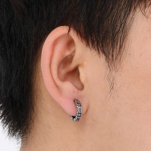 Retro punk style stainless steel ear cuff featuring intricate carved patterns for men and women