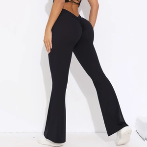 Detail der Scrunch-Naht an schwarzer Yoga-Schlaghose zeigt den Push-up-Effekt und Stoff