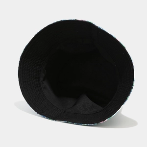 Détail du chapeau bob papillon coloré avec doublure noire et coutures de précision