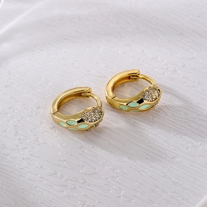 Mini cerchi a serpente placcati oro con smalto verde menta e cristalli scintillanti