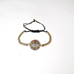 Detailaufnahme eines verstellbaren Evil-Eye-Armbands mit bunten Zirkonen und Goldperlen