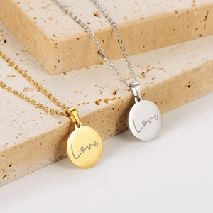 Colliers avec pendentif rond LOVE en or 18 carats et argent sur un support en pierre