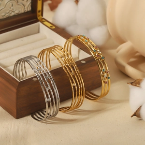 Bracciale a polsino traforato in acciaio inossidabile placcato oro 18K con zirconi