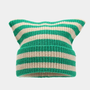 Détail du tricot à rayures vert et beige sur le bonnet avec des oreilles de chat mignon