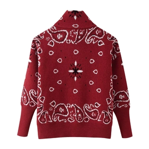 Détail du cardigan en maille jacquard rouge avec motif cachemire classique noir et blanc