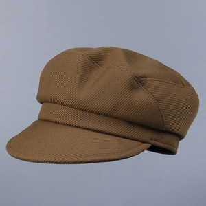 Détail de la casquette gavroche marron tressée avec calotte structurée et visière courte fixe